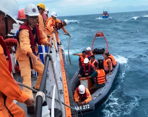 Tàu cá bị chìm trên biển, 10 ngư dân được cứu sống